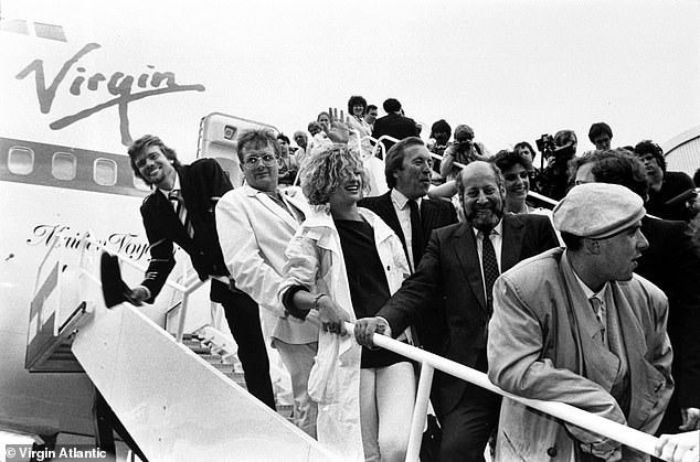 Первый рейс Virgin Atlantic в 1984 году из лондонского Гатвика в Нью-Йорк, пассажиры высадились из самолета Боинг 747-200 сэра Ричарда в международном аэропорту Ньюарк Либерти.