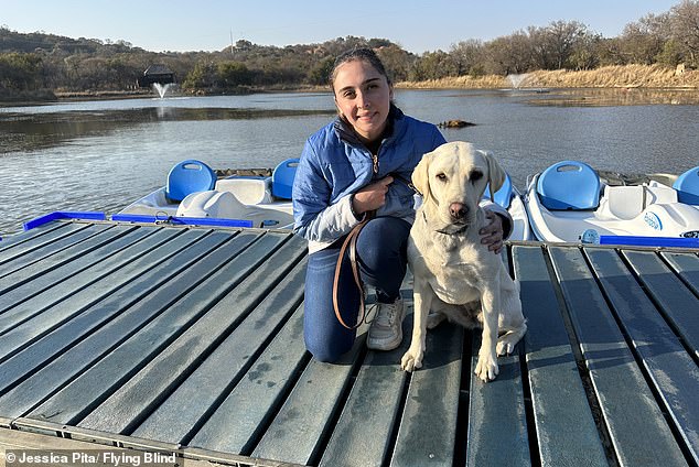 Джессика Пита потеряла зрение, когда ей было всего 11 лет, но она не позволила своей инвалидности сдержать ее – теперь она квалифицированный аквалангист.  Здесь она изображена со своей собакой-поводырем Фаджем.