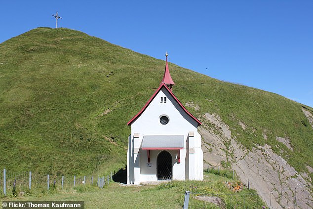 Климзенкапель (вверху) расположена на вершине Климсенхорн, горной вершине массива Пилатус, Швейцария.