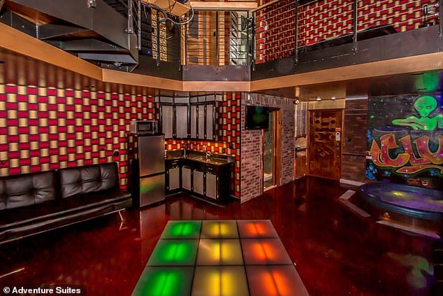 Клубный номер (вверху) отеля Adventure Suites в Нью-Гэмпшире дарит вечеринку своим гостям.