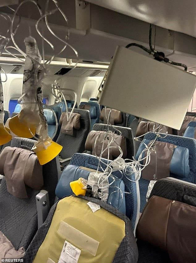 Пассажиры Singapore Airlines получат 10 000 долларов за травмы, полученные во время турбулентности, в результате которой погиб 73-летний британец, - с более крупными выплатами для тех, кто пострадал сильнее