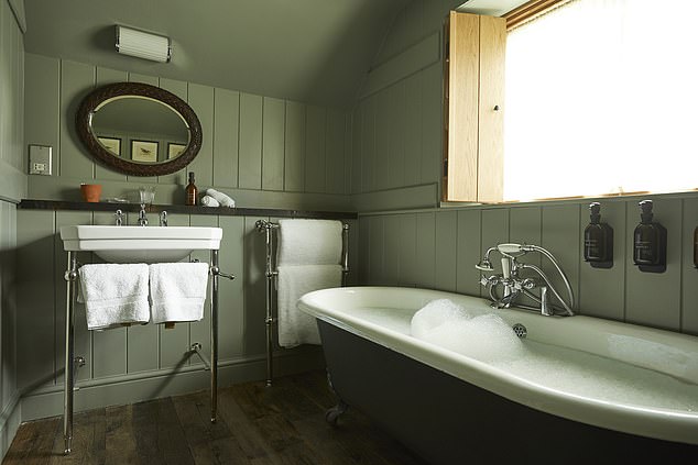 Инспектор останавливается в единственной комнате с ванной (на фото), которая обходится ему в 265 фунтов за ночь.