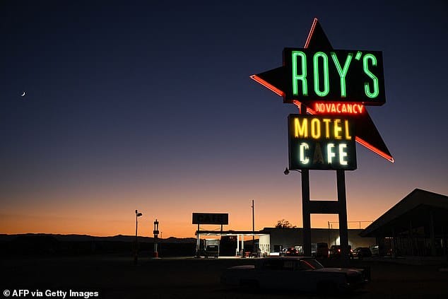 Первоначально Roy's был открыт Роем Кроулом в качестве остановки для отдыха автомобилистов, путешествующих по шоссе 66, которое раньше было главной автомагистралью с востока на запад в США.