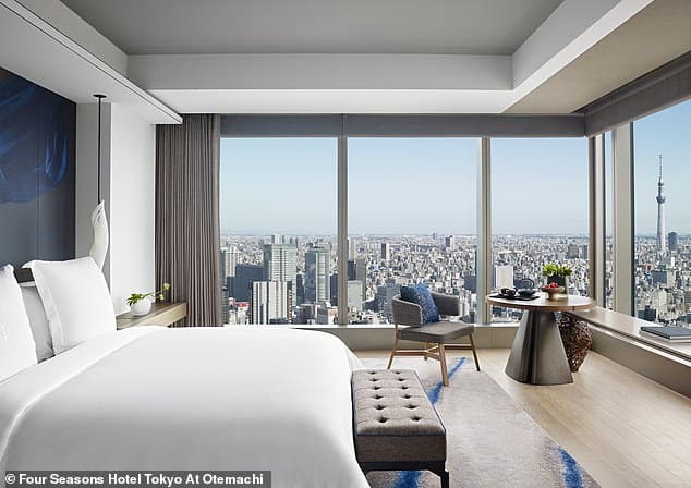 Айлбхе МакМахон заселилась в отель Four Seasons Tokyo At Otemachi.  Вверху: панорамный вид на город из студии Premier.
