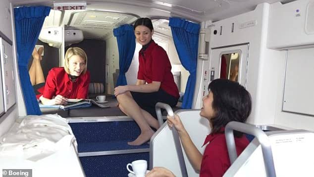 На снимке: зона отдыха экипажа пассажирского самолета Боинг 777, расположенная в фюзеляже над основным салоном.