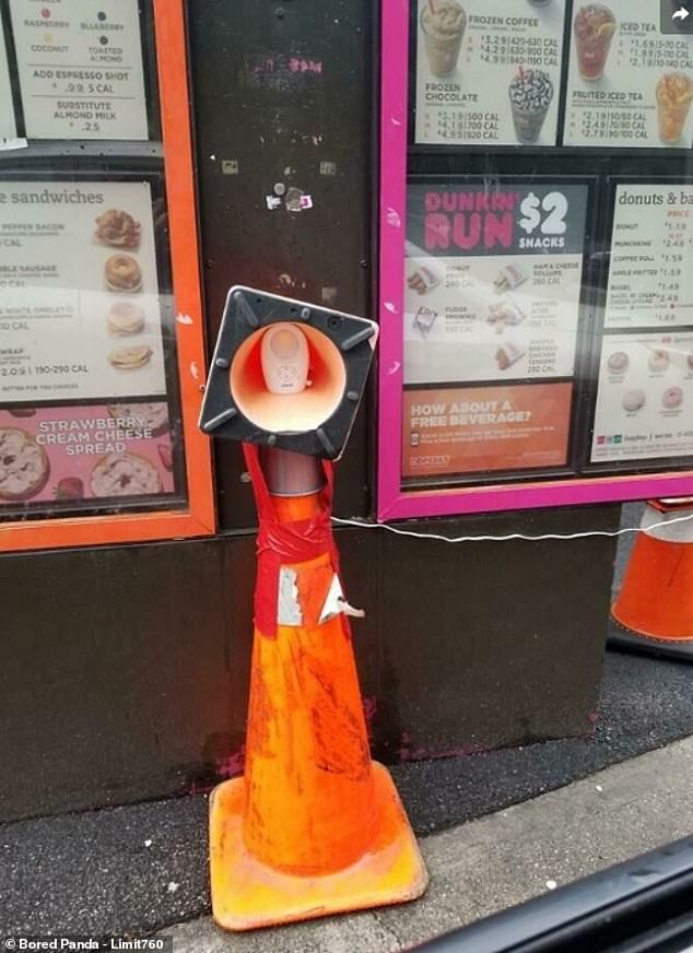 Даже популярные сети быстрого питания иногда импровизируют. Этот Dunkin' Donuts в США добавил радионяню, когда их динамики Drive Thru не работали