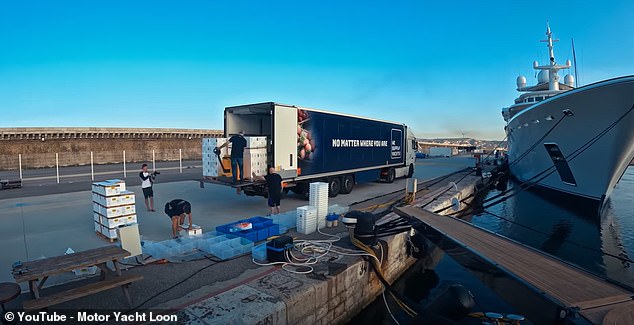 Пока моторная яхта Loon стоит в доке Марселя, из Нидерландов прибывает грузовик с товарами за день до прибытия гостей чартера.