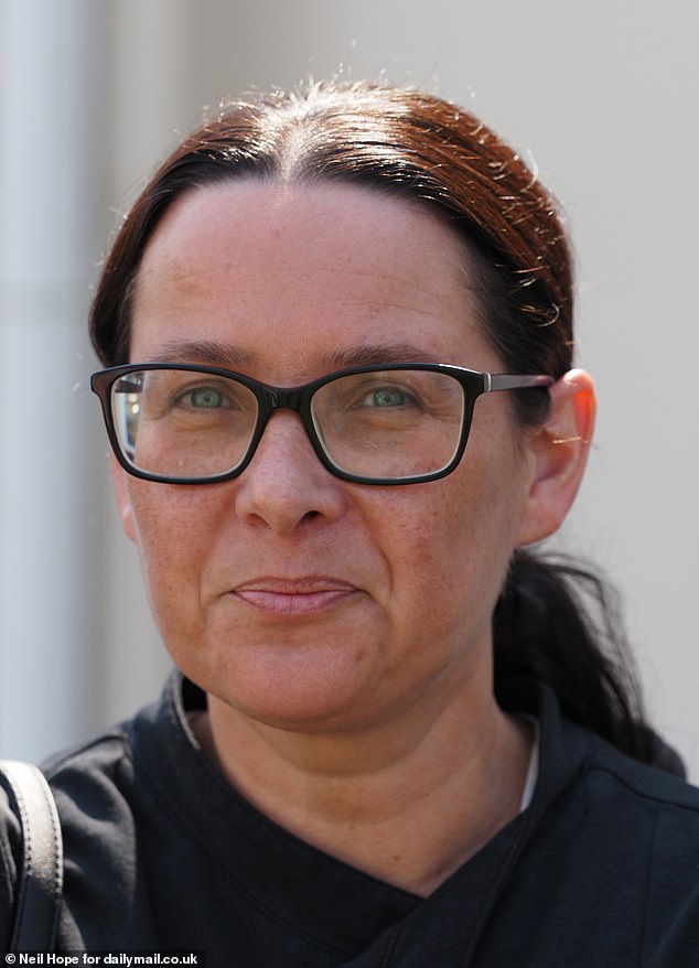 Работница супермаркета Сара Ханкин, 45 лет, сказала: «Я живу здесь 17 лет и никогда не видела ничего настолько ужасного».