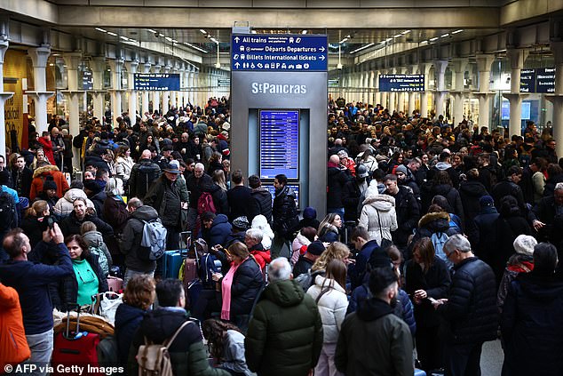 Пассажиры стоят в очереди на поезда Eurostar на вокзале Сент-Панкрас в Лондоне 31 декабря прошлого года.