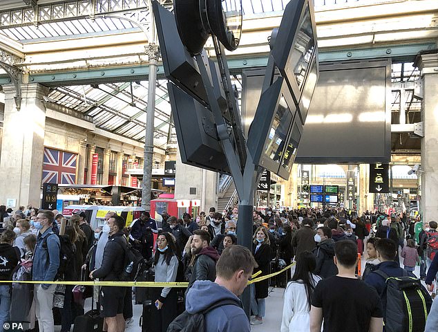 Длинные очереди на поезда Eurostar на вокзале Гар-дю-Нор в Париже 18 апреля 2022 г.