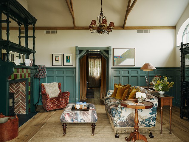 Estelle Manor — величественное здание в неоякобинском стиле (ранее отель Eynsham Hall), построенное в 1908 году.