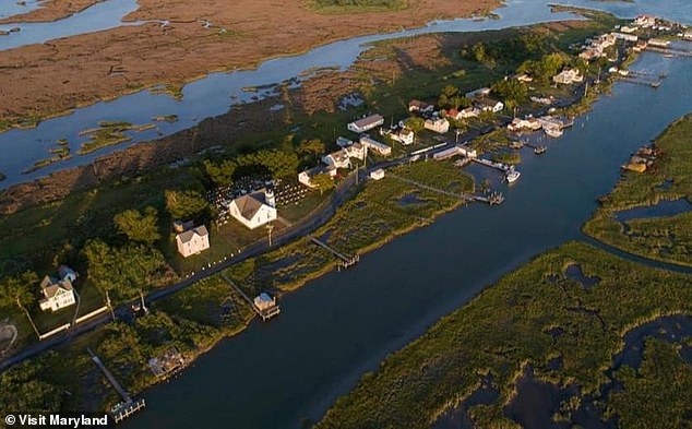 Плохие возможности трудоустройства и повышение уровня воды заставили некоторых людей покинуть свои дома.