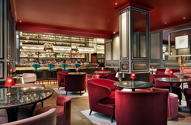 На фотографии выше изображен шикарный бар Pine Bar отеля.