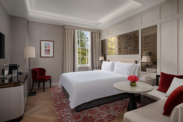 «Biltmore Mayfair пока не имеет такой известности, как, скажем, Dorchester, но это говорит в его пользу», — замечает Карлтон.