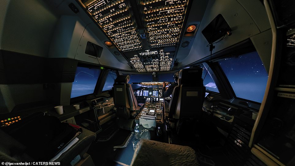 На снимке Кристиан запечатлел свой «офис» — кабину Boeing 747-400.