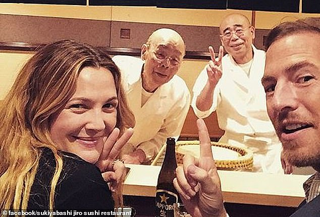 Суши-ресторан Sukiyabashi Jiro в Токио отвечает всем требованиям ресторана, в который трудно попасть. Он получил всемирную известность после выхода фильма Jiro Dreams of Sushi в 2011 году, в котором речь идет о суши-мастере и владельце Sukiyabashi - Дзиро Оно, которому сейчас 98 лет. На фото: Дрю Берримор в ресторане