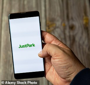 При нажатии на почтовый индекс такие приложения, как JustPark, показывают места парковки на карте.