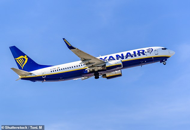Представитель Ryanair заявил: «Мы не отвечаем на фейковые новости Which? или на столь же фейковые и обычно неточные «опросы»."'