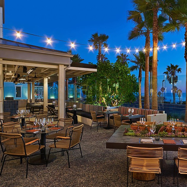 Курорт Mission Pacific Beach Resort в Оушенсайде занял первое место в престижном опросе читателей журнала Travel + Leisure, обойдя другие роскошные отели и став обязательным для посещения местом в 2024 году (на фото — ресторан отеля)