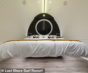На этом изображении изображена кровать размера «king-size» внутри Wave Pod.