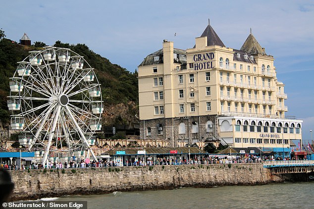 Зак говорит, что его номер в отеле Grand Hotel в Лландидно (на фото) — «один из лучших», в которых он когда-либо останавливался в отелях Britannia.