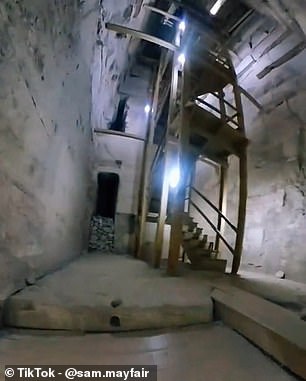 В видео Сэм обнаруживает первую камеру пирамиды (на фото), которую он описывает как «потрясающую».