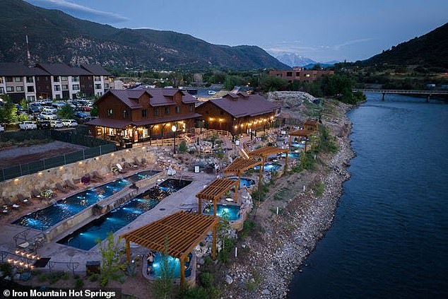 Iron Mountain Hot Springs расположен на берегу реки Колорадо и предлагает на выбор 32 горячих источника.