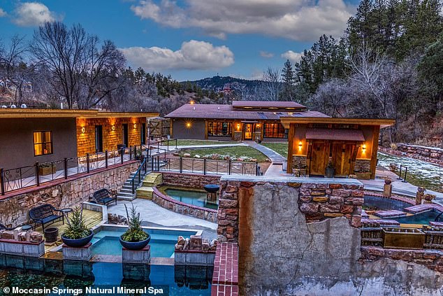 Спа-центр Moccasin Springs Natural Mineral Spa открыт для взрослых от 18 лет и предлагает 9 открытых бассейнов с природной минеральной водой, которая не хлорируется.