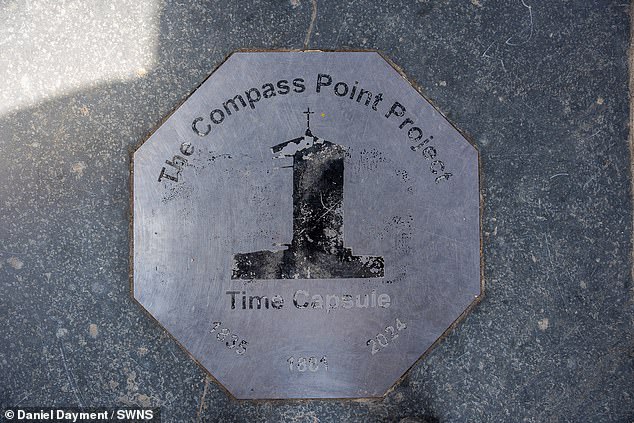 На капсуле времени на месте раскопок написано: «Капсула времени проекта Compass Point. 1835, 1881, 2024».