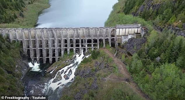 Город был изначально построен в 1912 году компанией Granby Consolidated Mining, Smelting and Power Company для горнодобывающей промышленности. Выше, впечатляющая бетонная плотина