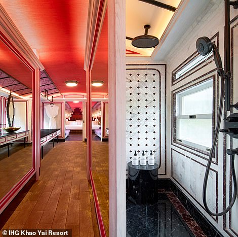 Душевая и коридор в вилле Heritage Railcar One Bedroom Pool Villa в Айлбе