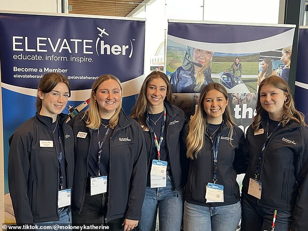 Кэтрин сказала, что Elevate(her) находится «на переднем крае повышения осведомленности о проблемах женщин в авиации». Она изображена (в центре) с членами сообщества