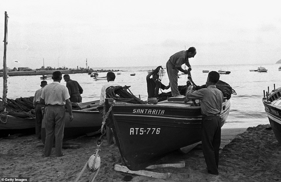 На этой фотографии, датированной 1964 годом, изображены рыбаки за работой в Бенидорме. Рыбаки города были известны как одни из самых искусных экипажей Средиземноморья, согласно The Property Group