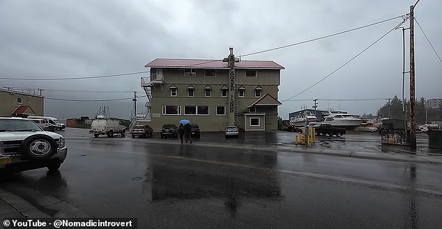 Ютубер отправляется в ресторан Anchor Inn и с радостью обнаруживает, что он открыт.