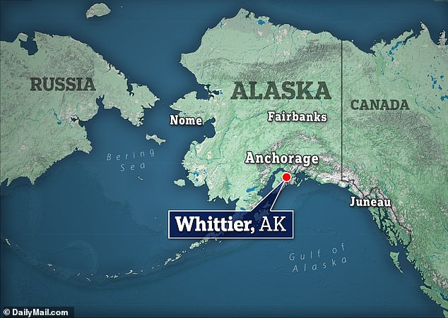 '[Whittier] «Это один из самых изолированных городов в Америке. Есть один вход и один выход, и он через туннель», — рассказывает зрителям Nomadic Introvert.