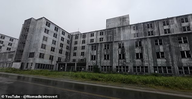 На следующий день, прежде чем покинуть далекий город, она осматривает здание на окраине, которое так и не было достроено и стоит заброшенным.
