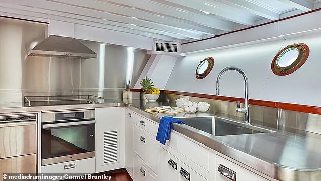 Представитель чартерной компании Lessing's Hospitality Group сообщил DailyMail.com, что в стоимость аренды «не входят еда и напитки, которые оплачиваются отдельно».