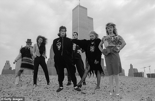 Британская группа перформанса и моды Shock на песках пляжа Battery Park в 1981 году.