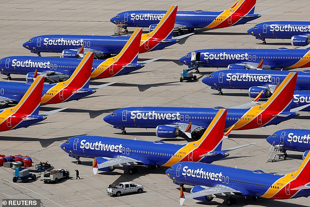 Несколько самолетов Boeing 737 MAX 8 авиакомпании Southwest Airlines, припаркованных в аэропорту Викторвилл в Калифорнии, март 2019 г.