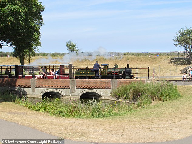Эндрю наслаждается поездкой на легкорельсовом транспорте Cleethorpes Coast Light Railway, изображенном на фотографии, который работает с 1947 года.