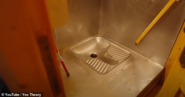 В ванной комнате отеля имеется простой напольный унитаз.