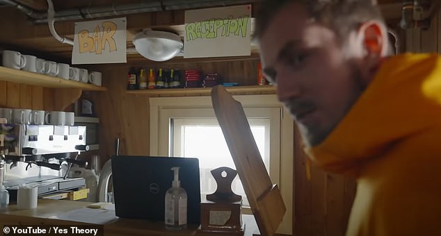 Томас объясняет, что сотрудники Margherita Hut работают там по 10–14 дней подряд, а между ними у них есть несколько дней перерыва.