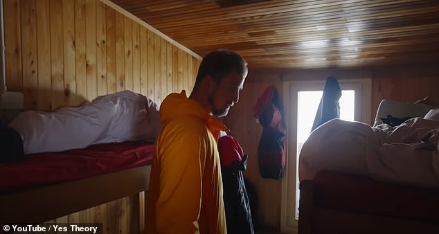 Томас рассказывает, что поход на такой высоте очень сложен, «а из-за недостатка кислорода создается ощущение, что, как бы мы ни дышали, в легкие никогда не попадает достаточно воздуха».