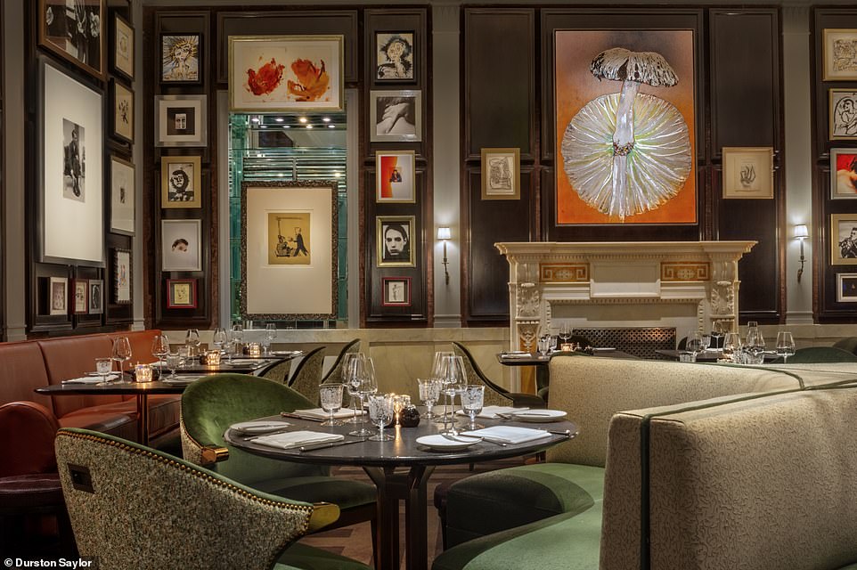 Dowling's в The Carlyle — «гламурный, украшенный произведениями искусства главный ресторан», где «гостям предоставляется обслуживание на Rolls-Royce»