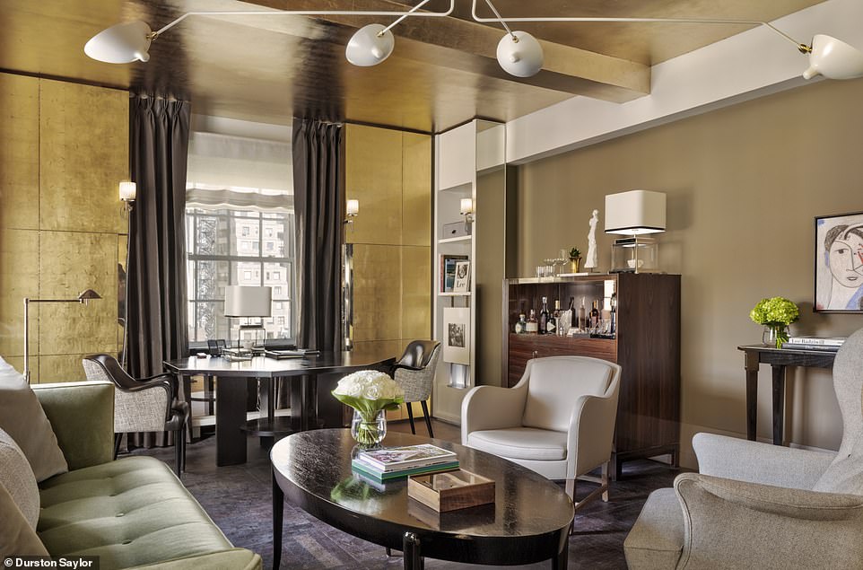 Выше гостиная в номере Теда Carlyle Suite. Тед замечает, что это жилье заставляет его чувствовать себя так, будто он «перенесся назад во времени и в роман Агаты Кристи».