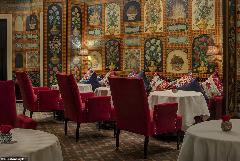 Тед описывает обслуживание в The Carlyle как настолько хорошее, что это похоже на «ловкость рук». Выше - Галерея