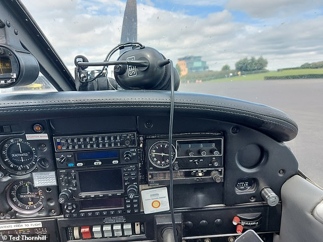 Полет Теда происходит на отремонтированном самолете Piper Warrior II.