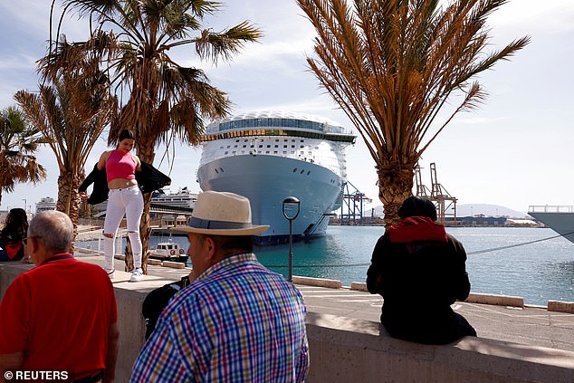 Круизный лайнер «Чудо морей» компании Royal Caribbean, крупнейший круизный лайнер в мире, пришвартовался в порту Малаги, Испания.