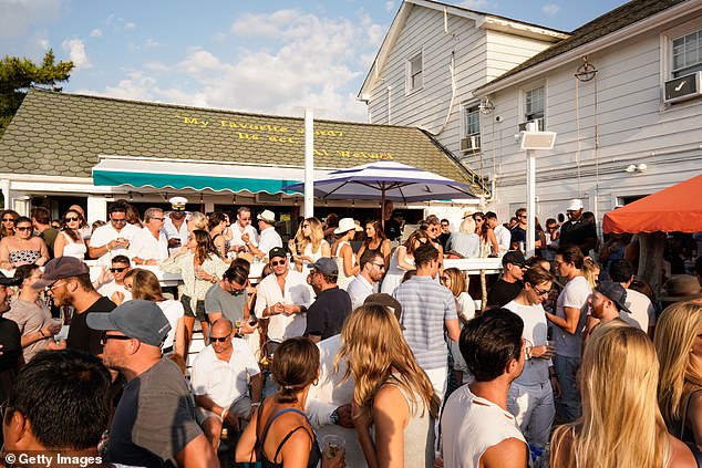 Популярные места, такие как Surf Lodge в Монтоке, теперь стали очень переполнены из-за популярности Хэмптонса.