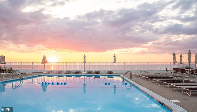 Самые невероятные закаты можно увидеть из Sound View Greenport, где также есть огромный открытый бассейн.